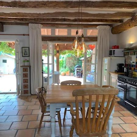 Sleeps 6 Vineyard Escape- Petsok & Airport Access Holiday home